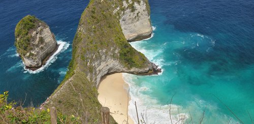 Nusa Penida Kelingking Beach - beliebter Panoramaaussichtspunkt für tolle Photos
