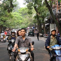 Hanoi Straßenszene - tauchen Sie bei Ihrer Vietnamreise in den Alltag ein!