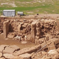Blick auf die Ausgrabung Karahantepe, die hier ebenfalls gefundene Geierfigur ist mittlerweile im Museum in Sanliurfa zu sehen