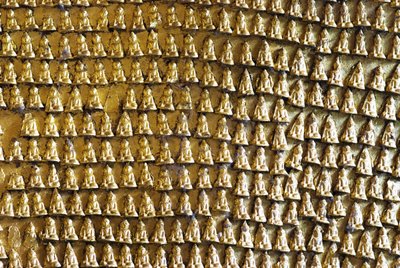 Tausende goldene Buddhastatuen in der Pindaya Höhle Myanmar
