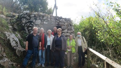 Gruppenbild mit Ingmar Braun vor der Höhle von Candamo