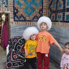 Usbekistan - Kinder im Innenhof der Tillakori Medrese Samarkand