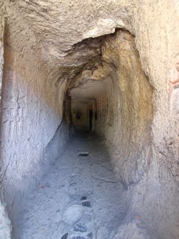 in den Fels gehauener Gang im Kloster Geghard in Armenien