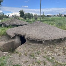 Besichtigung der Rundhüttennachbauten von Aşıklı Höyük 