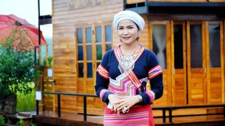 Tai Lue in traditioneller Kleidung