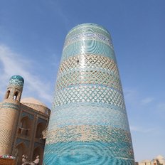 Khiva von Lehmmauern umgebene Stadt  - Kalta Minor ist das Wahrzeichen der Stadt