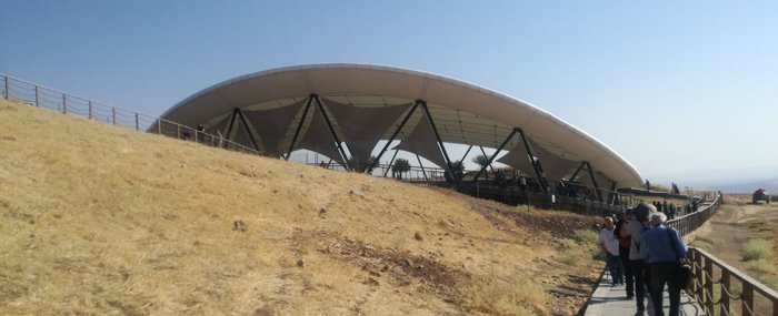 Der überdachte Grabungsbereich  von Göbekli Tepe