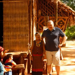 Robert Reischl im Dorf, Laos