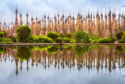 Kakku oder Kakko Pagoden spiegeln sich im Wasser des Inlesee in Myanmar
