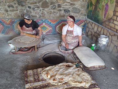 traditonelles Lavash Brot wird im Tandur gebacken