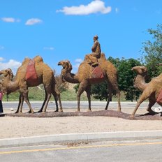 Statuengruppen einer Karawane sieht man immer wieder in Usbekistan