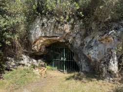 der Weg führt vorbei an weiterern - für die Öffentlichkeit unzugänglichen - Höhlen am Monte Castillo
