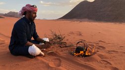 Teepause bei Sonnenuntergang im Wadi Rum