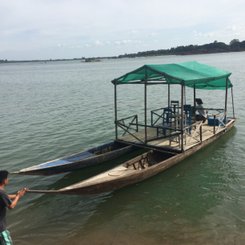 gemächlich mit dem Boot am Mekong in der Region der 4000 Inseln Südlaos
