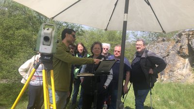 Dr. Zeidi erklärt die Anwendung des Tachymeter und Methodik der Forschungsgrabung