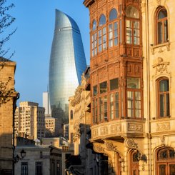 Altstadt Baku UNESCO Welterbe in Kombination mit moderner Architektur