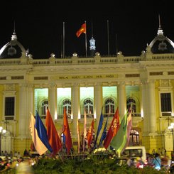 Hanoi Opernhaus eines der kolonialen Gebäude in Vietnam bei einer Indochinareise