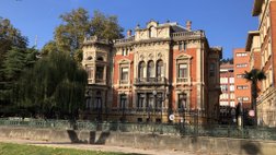 schöne historische Gebäude an der Uferpromenade in Bilbao - dieses Haus wird als Berufsschule genützt