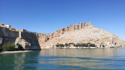 Blick auf die Festung Rum Kalesi bei der Fahrt am Euphrat