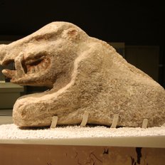 Wildschweinfigur vom Göbekli Tepe mit Farbresten
