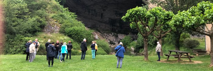 Höhle Mas d´Azil mit archäologischer Studienreisegruppe Höhlen Südfrankreich