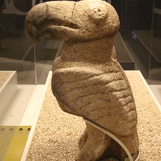 Geierfigur gefunden in Karahantepe 2023 ausgestellt im Museum Sanliurfa