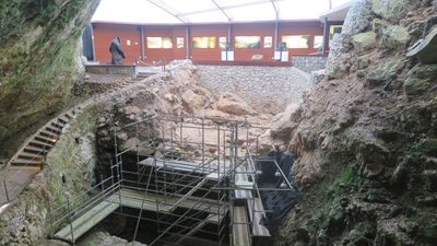 Schichtenabfolge im Eingangsbereich der Höhle El Castillo