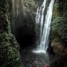 Bad im Wasserfall bei Munduk Bali Indonesien