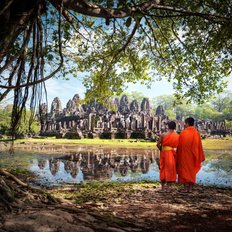 Moenche vor Tempelanlage in Angkor Kambodscha Indochina