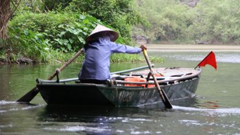 Ninh Binh Einheimischer auf einem Ruderboot