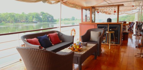 Sitzbereich am Oberdeck RV River Kwai
