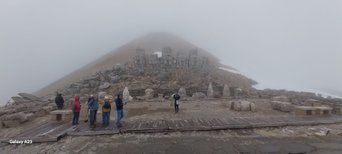 die Zugvogeltouristik Gruppe am Nemrud Dag