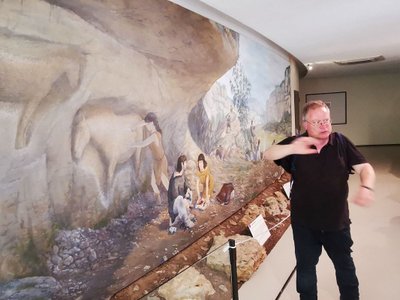 Dr. Ingmar Braun bei der Reise zu den steinzeitlichen Bilderhöhlen Frankreichs
