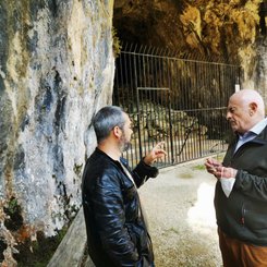 Im Gespräch vor der Höhle Les Combarelles