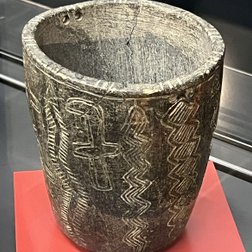 Diyarbakir archäologisches Museum - Gefäß aus dem Neolithikum aus Körtik Tepe