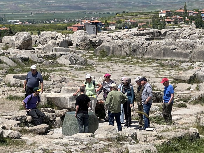 Zugvogeltouristikgruppe in Bogazkoey vor dem grünen Stein von Hattuscha