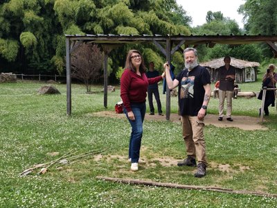 Versuch an der Speerschleuder in Castelmerle mit Isabelle Castanet