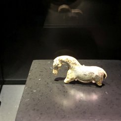 Schwaebische Alb Elfenbeinfigur Wildpferd Museum Tübingen