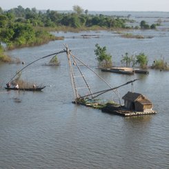 Fischerboote am Tonle Sap Fluss einem Seitenarm des Mekong
