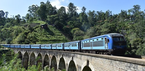 Zug im Hochland von Sri Lanka bei Ella