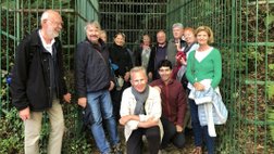 Die Reisegruppe 2022 vor der Höhle El Pendo in Nordspanien