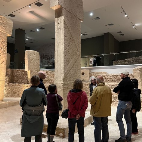 Zugvogeltouristik Gruppe im Urfa-Museum