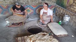 traditonelles Lavash Brot wird im Tandur gebacken
