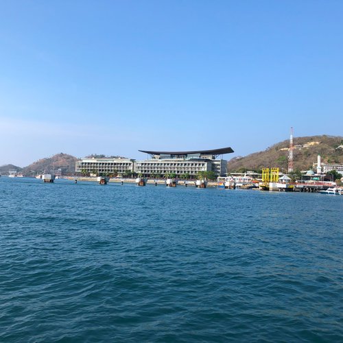 der neue Hafen von Labuan Bajo auf der Insel Flores bei Komodo