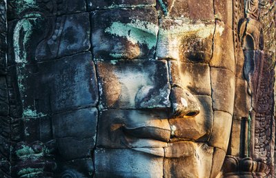 Bayon im Ta Phrom. Der Besuch der Tempel um Angkor ist ein Muss bei einer Rundreise in Kambodscha