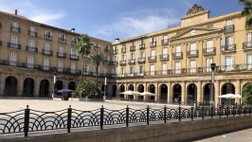 Plaza Nueva Altstadt Bilbao - gleich hinter dem Sercotel Arenal. In den Arcaden befinden sich zahlreiche Pinxosbars
