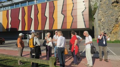 Reisegruppe Höhlen Nordspanien vor dem Centro de Arte Rupestre Tito Bustillo