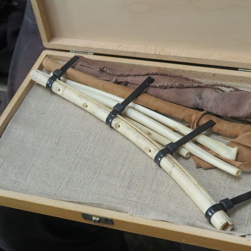 Nachbauten der in der Schwäbischen Alb gefundenen Flöten aus der Eiszeit