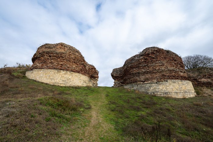 Reste der Stadtmauer von Gabala