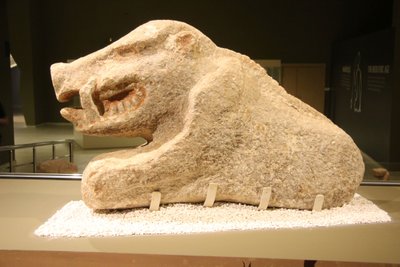 Urfa Museum - neuer Fund 2023 - das Wildschwein vom Göbekli Tepe - die älteste gefundene bemalte frühneolithische Statue